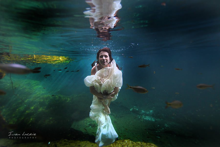Underwater Cenote trash the dress - Cenote Xcancelito - Ivan Luckie Photography