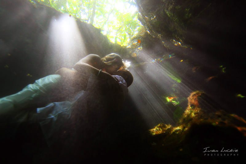 Underwater Cenote trash the dress - LuckiePhotography - Cenote Carwash