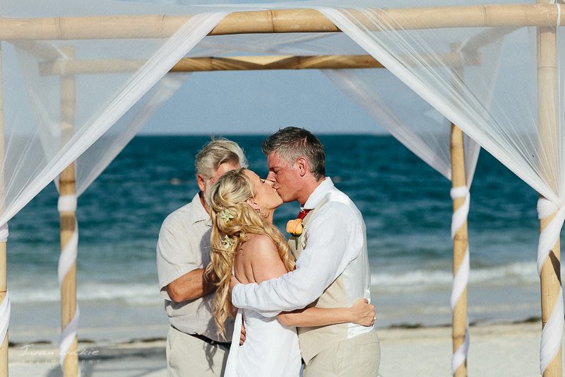 Trina+Darcy - Now Sapphire Cancun wedding photographer - Ivan Luckie Photography-46