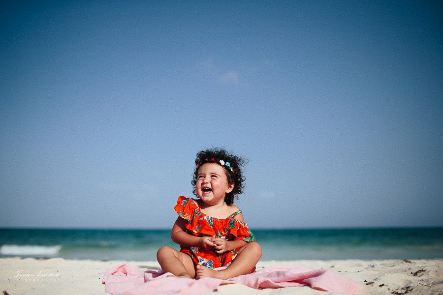 Baby sit on the beach - Family Beach photos - Gran Coral Beach - Playa del Carmen - Ivan Luckie Photography