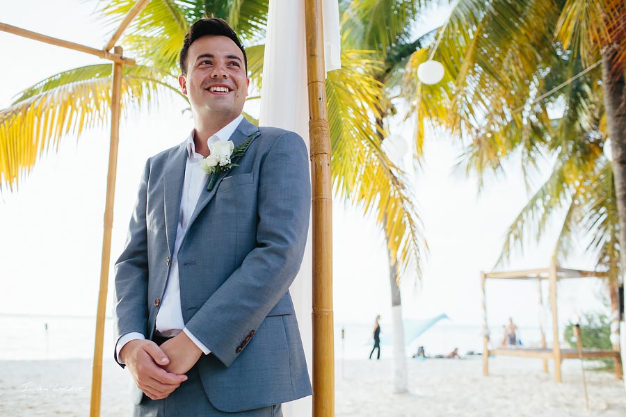 Groom waiting for the bride - Isla Mujeres