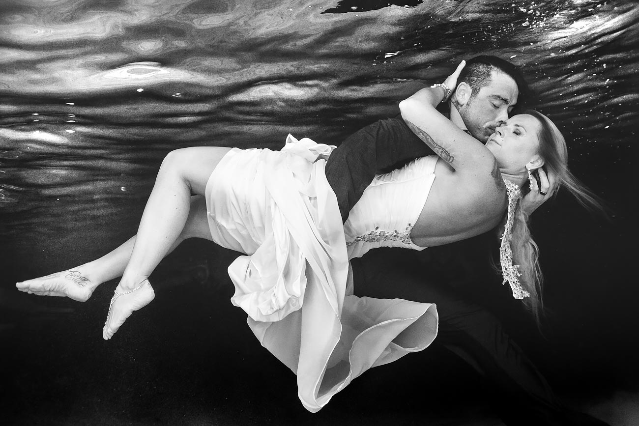 black and white - B&W - underwater- subaquatic - trash - wedding - dress - cenote - photo = image - picture